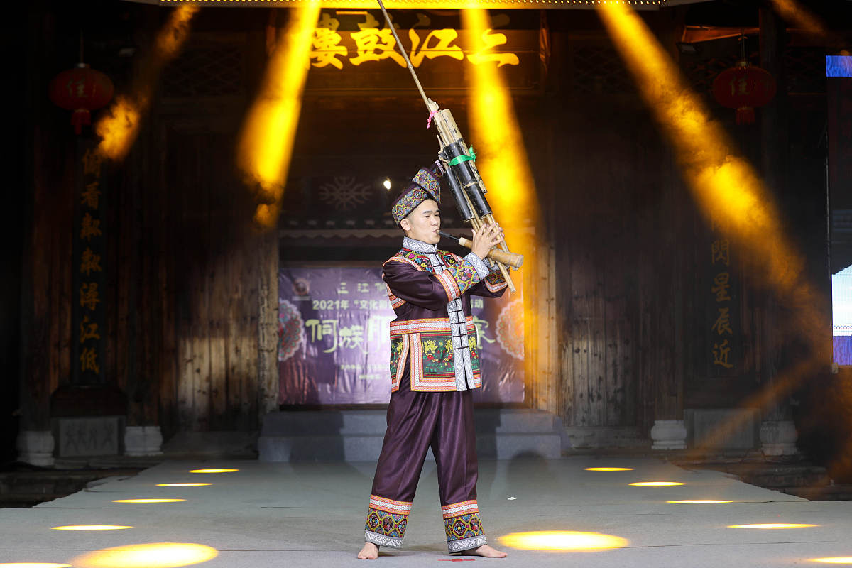 2021年6月12日,广西柳州,在三江侗族自治县古宜镇三江鼓楼坪,一名比赛