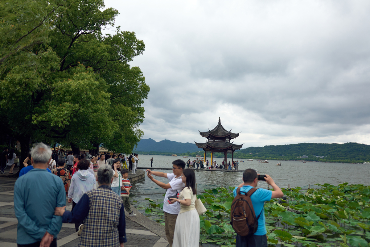 请帮我生成一篇900字的一日杭州湘湖游记