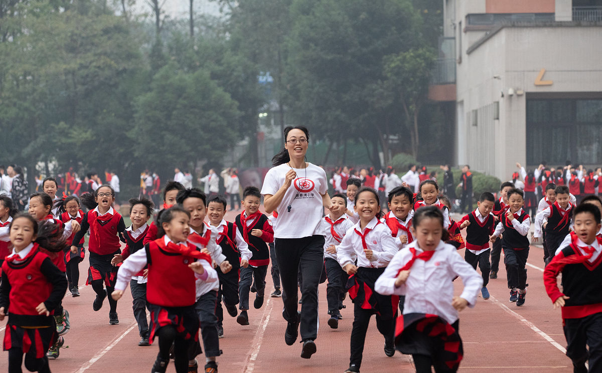 2020年10月26日,重庆市九龙坡区谢家湾小学,有这样一位"时髦"的体育老