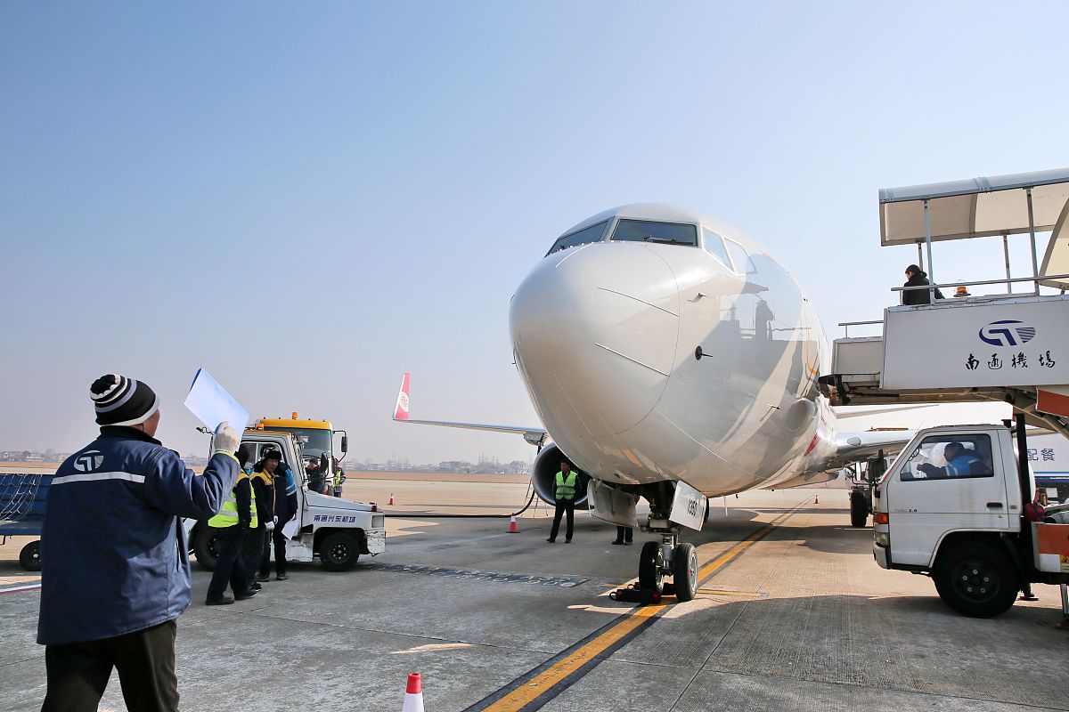 民航地面保障一体化地面运行指挥IGOC系统航班组群是一个集航班信息共享、人员调配、协同作业等功能于一体的全新功能涵盖了每个航班的各项工作任务和需求。通过航班组群能够实时监控航班信息、及时处理地面不顺畅事件等情况和协调各方合作从而为地面保障提供全面的保障支持。根据以上内容写一份航班组群的正式通告