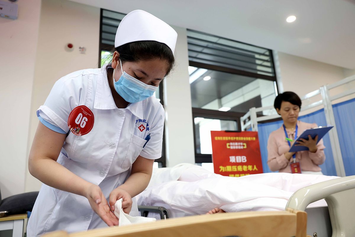 老年科护士：平凡岗位上的闪亮之星