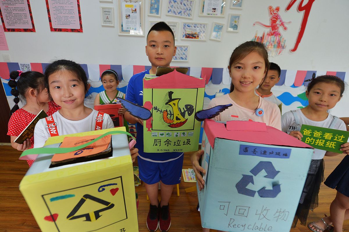 生活废材料在大专学前教育中的运用，关于”经济教育：通过废弃物的回收、再利用等经济行动，引导学生理解资源的重要性和节约利用的意义，培养经济意识和理财能力。“请编写1500字