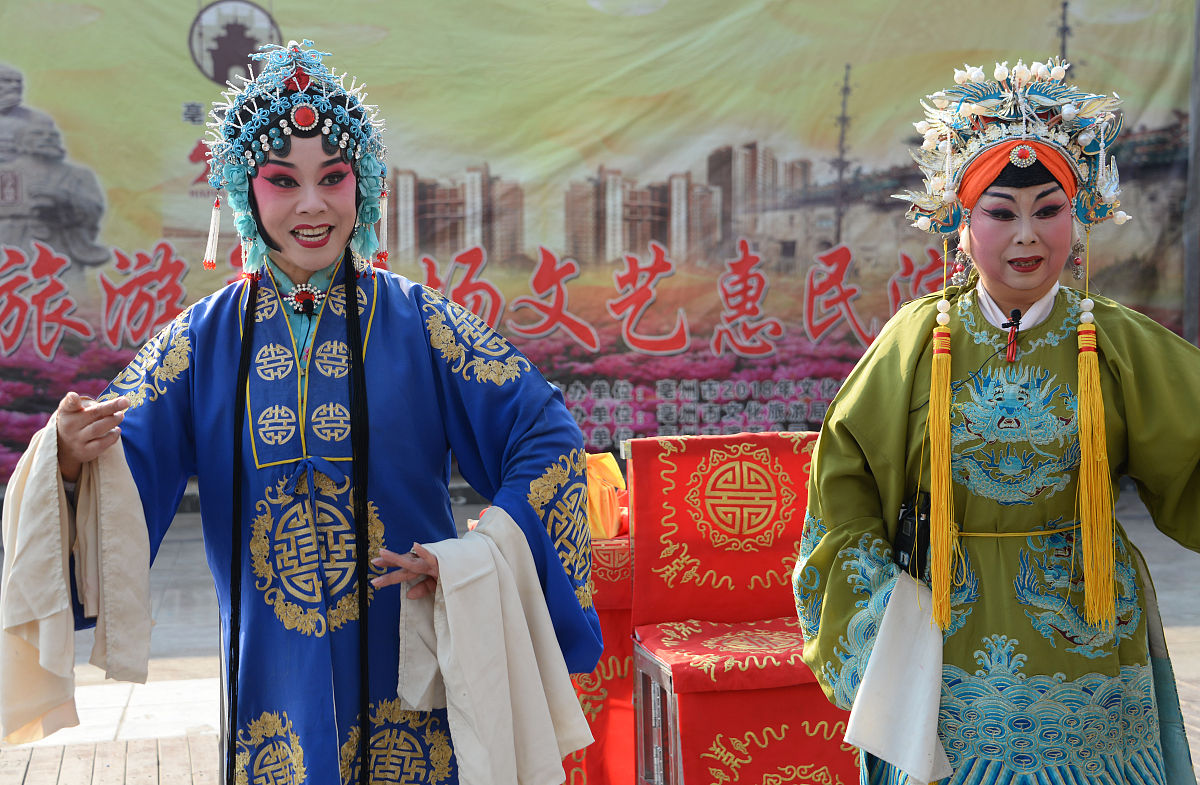 2019年1月1日,在安徽省亳州市魏武广场天幕剧场,亳州市演艺公司的演员
