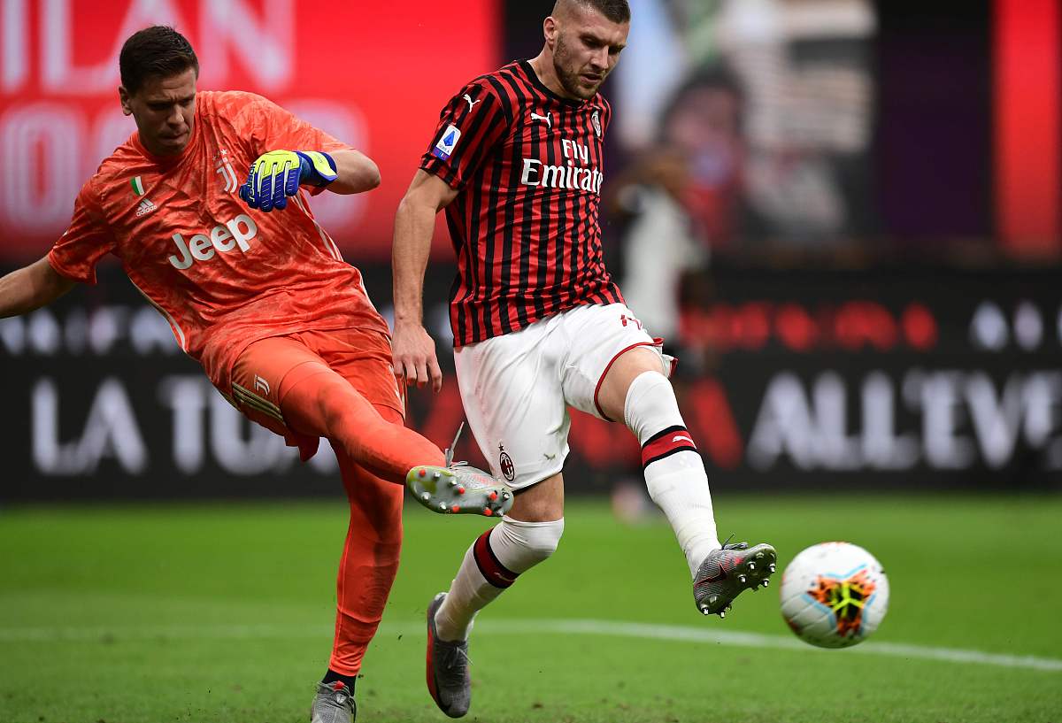 ac milan's croatian forward ante rebic (r) challenges juventus' 