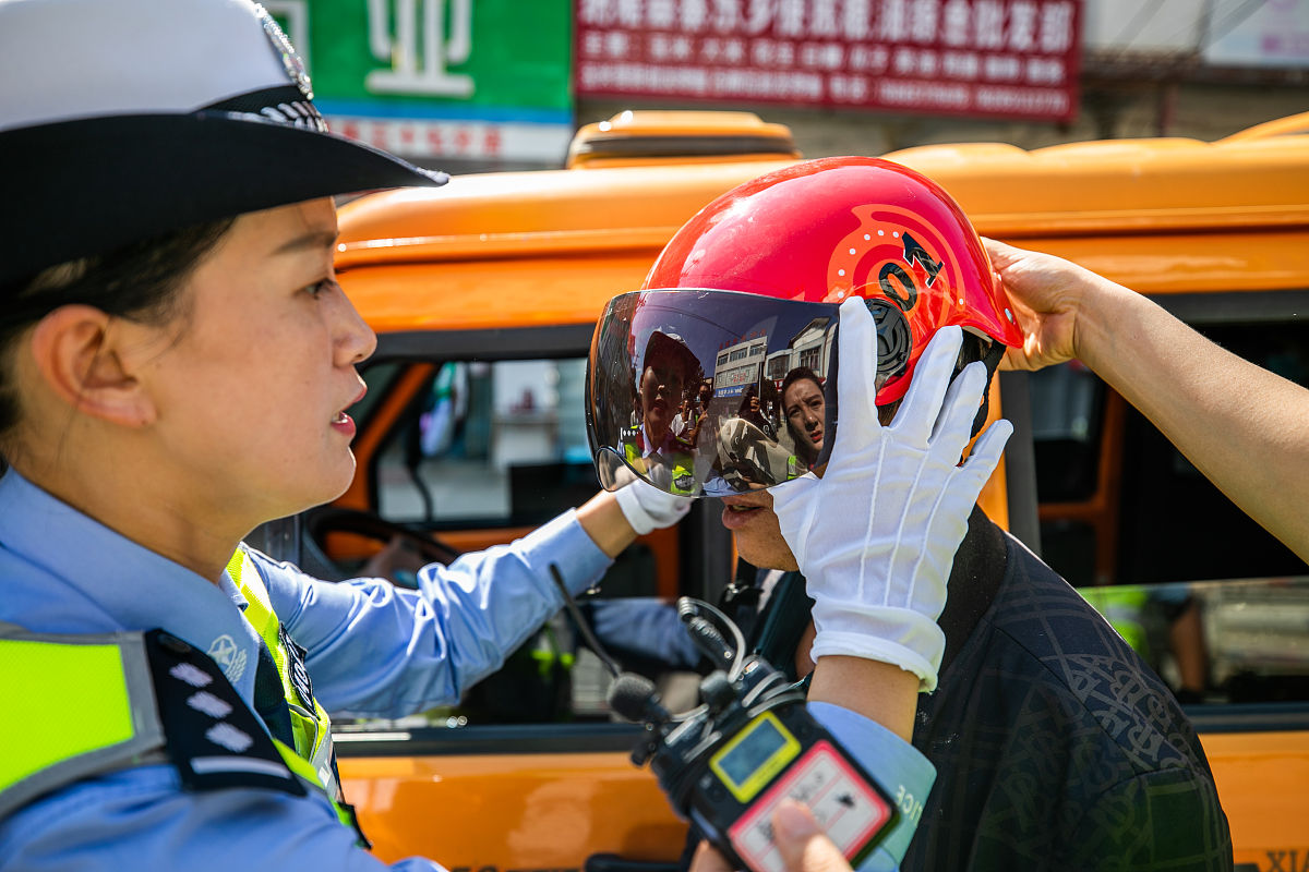 我镇摩托车头盔佩戴率排名倒数，分管领导表态并提出整改措施