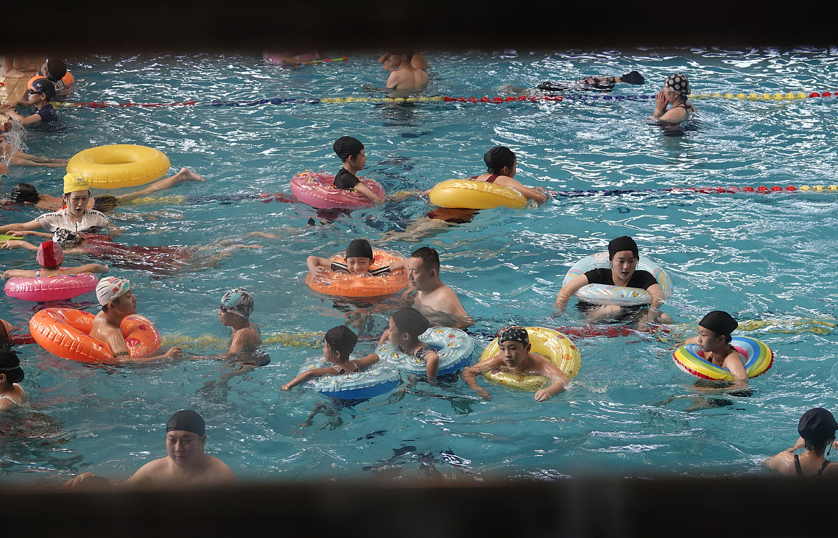 游泳池旁的冷漠：当生命沉入水底，你是否会伸出手？