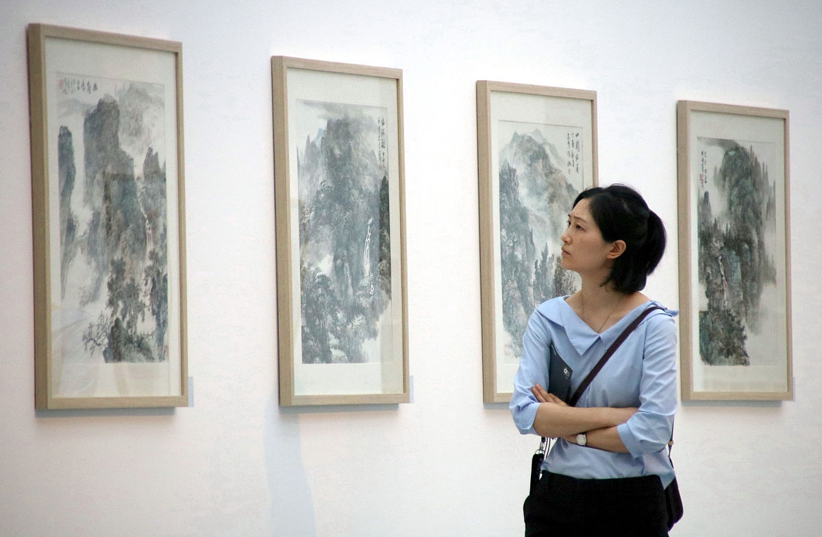 写一下览江山作为旅行社品牌名称的寓意详细一点