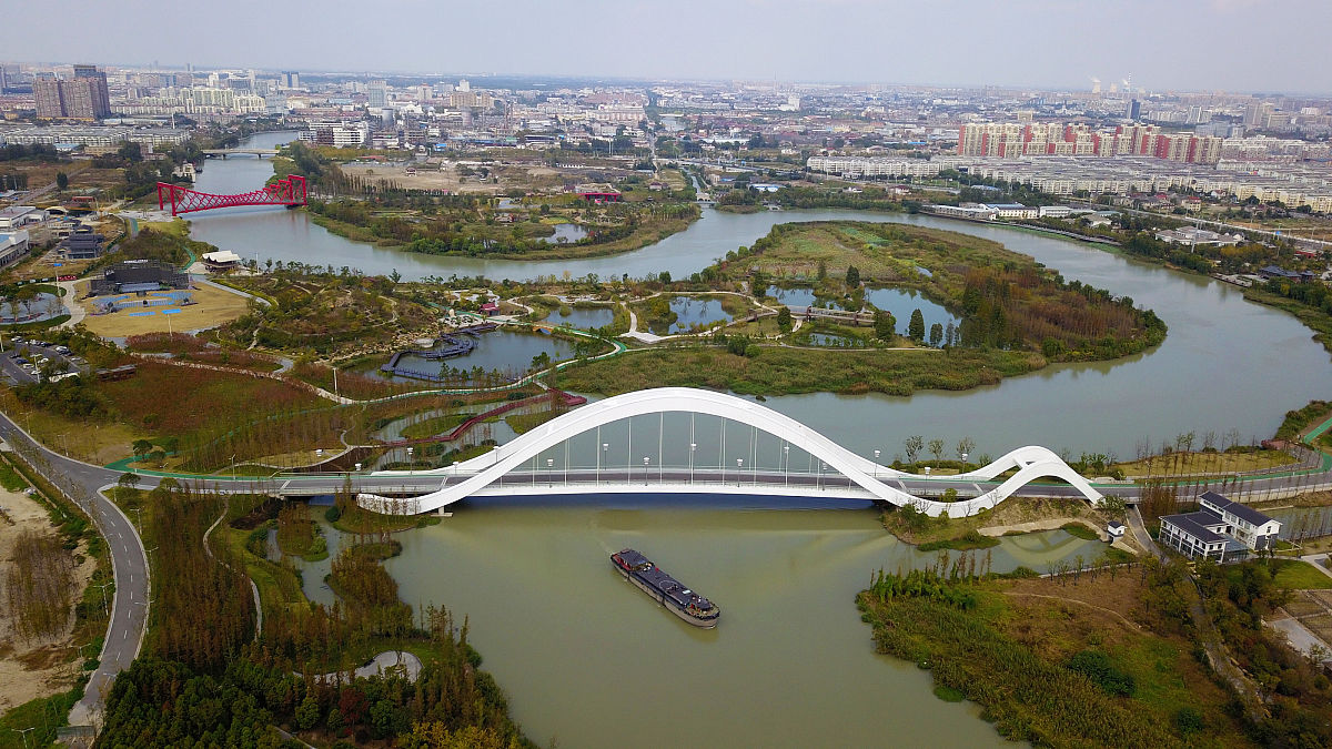 2018年10月21日,江苏省扬州市运河三湾风景区秋色(无人机拍摄).