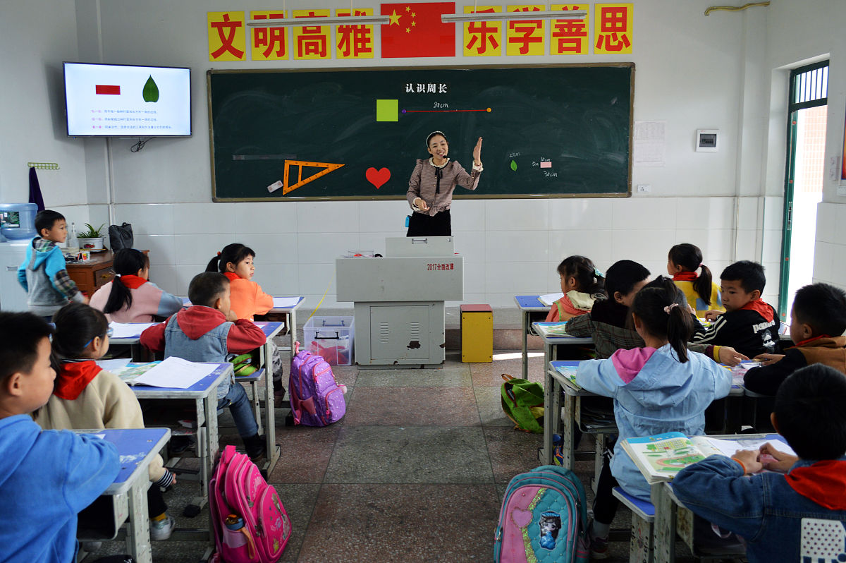 圆圆yuan是数学中的一个基本几何概念指平面上的所有点到圆心的距离都相等。圆可以用一个中心点和半径来描述。圆的周长称为圆周通常用字母 C 表示；圆的面积通常用字母 A 表示。圆具有对称性质其内外切线垂直于半径因此在许多应用场合具有重要作用。C A怎么算