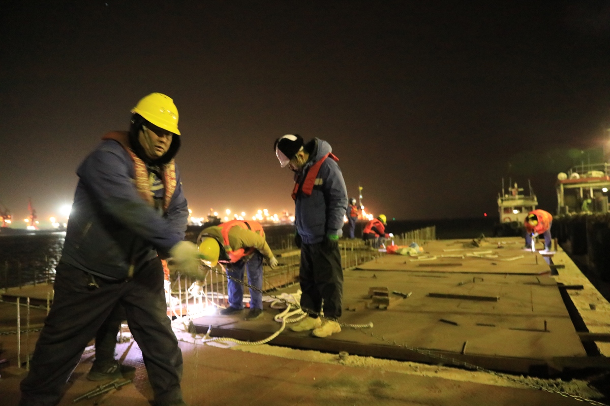 以下这段话如何换成另一种中文方式表达？夜间施工施工现场及道路上必须有足够的照明现场必须配置专职电工24小时值班
