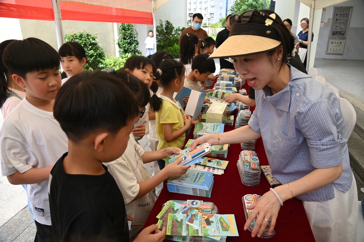 作为一个学生社区对我的生活和成长有着深远的影响。社区是一个集体是一个家庭是一个让人感到归属感的地方。在这篇论文中我将从我的经历和感受出发探讨社区对我的影响以及我对社区的认识和建议。