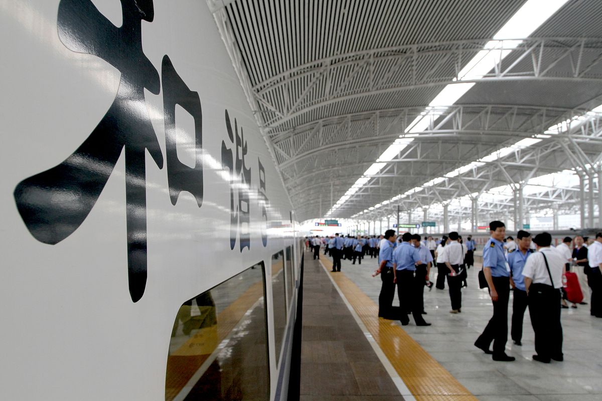 重庆高铁学校毕业就业前景好，铁路建设投资持续增长