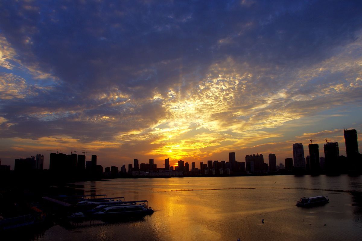 2015年10月1日,受台风"杜鹃"影响,武汉国庆节期间天气晴好,傍晚时分,