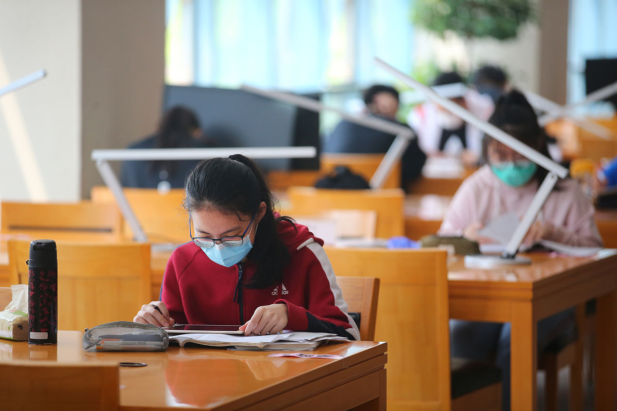 2020年5月2日,江苏南通,不少市民走进南通市图书馆,在浓浓书香中度过