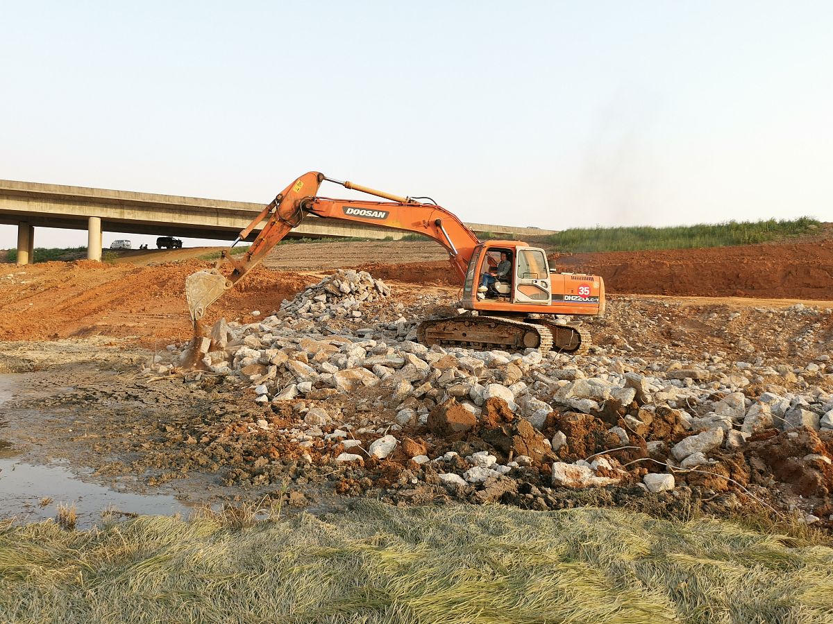 在对边坡进行综合整治的同时也在对其进行综合整治的同时对其进行综合整治也提出了更高的要求。随着边坡治理技术的发展人们对边坡治理技术的需求也在不断提高。因此在进行土石坝边坡施工时应综合考虑地质条件、坡体性质、施工工艺等因素；在此基础上提出了一种基于环境保护、安全性、经济性和合理性的边坡稳定性分析方法。你正在撰写论文建筑边坡工程及其应用的探讨结合上面内容为论文写一篇研究展望写成一段话格式。