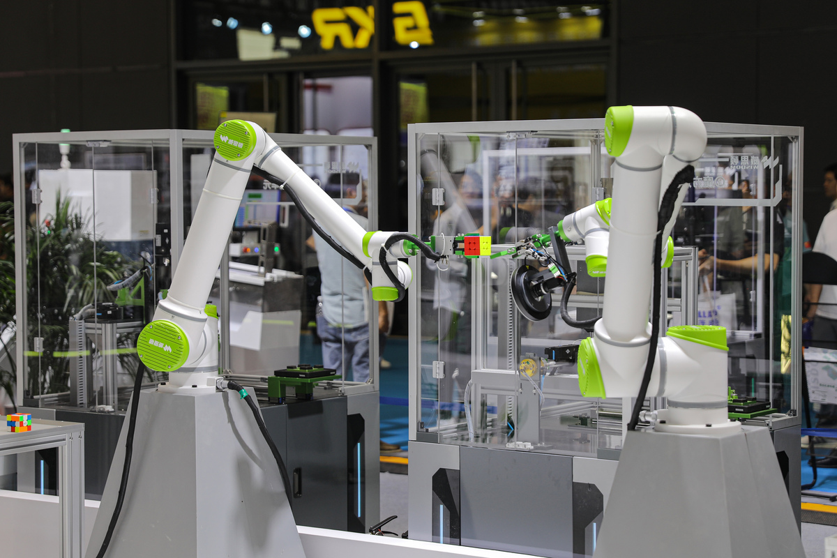 如果你是工程师请介绍选择工业机器人型号需要考察哪些方面。要求层次分明