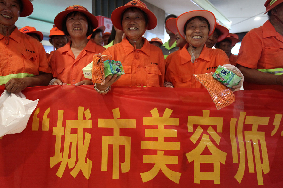 2018年8月16日,江苏扬州,广陵区总工会开展"关爱环卫工人"主题活动,邀