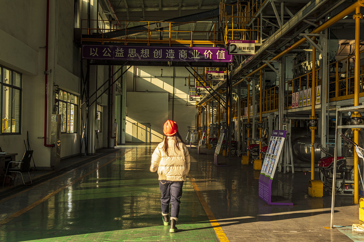 写一段引言介绍Ti-Zr-Hf高熵合金的发展历史基础信息应用前景等800字