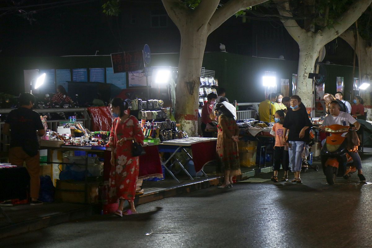2020年6月1日,郑州健康路夜市复市,前来逛街的市民熙来攘往,而商户则