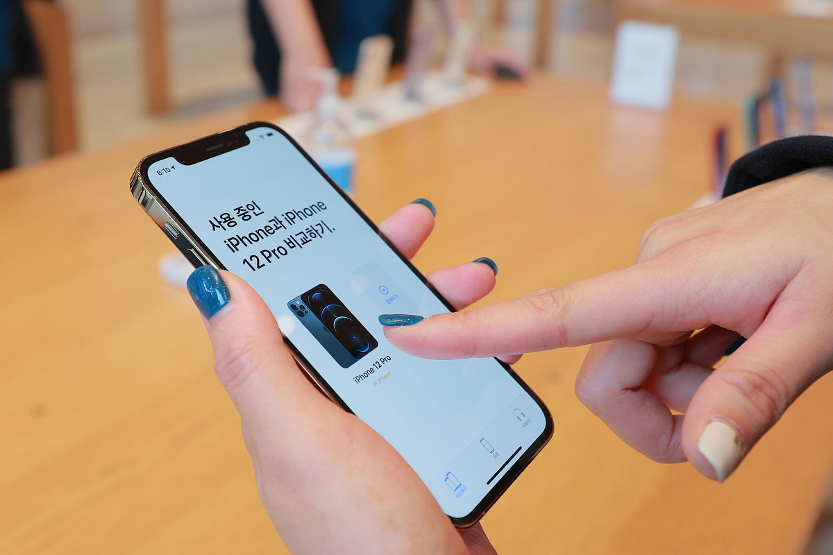 iPhone 12 Pro Max: 6.7 英寸超视网膜XDR 显示屏、A14 仿生芯片和三摄系统