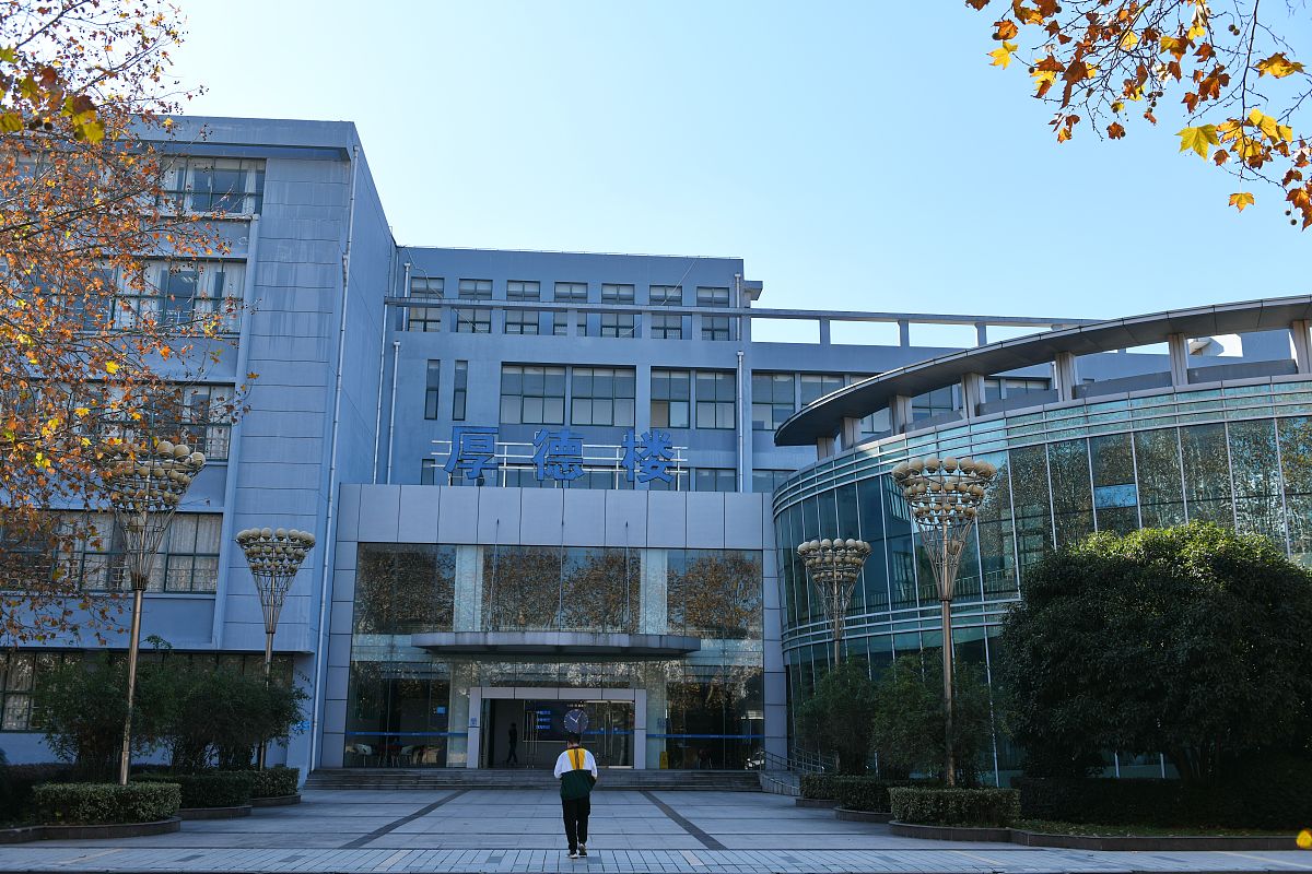 华中科技大学同济医学院医药卫生管理学院的博士面试考官你会问什么样的问题给考生？