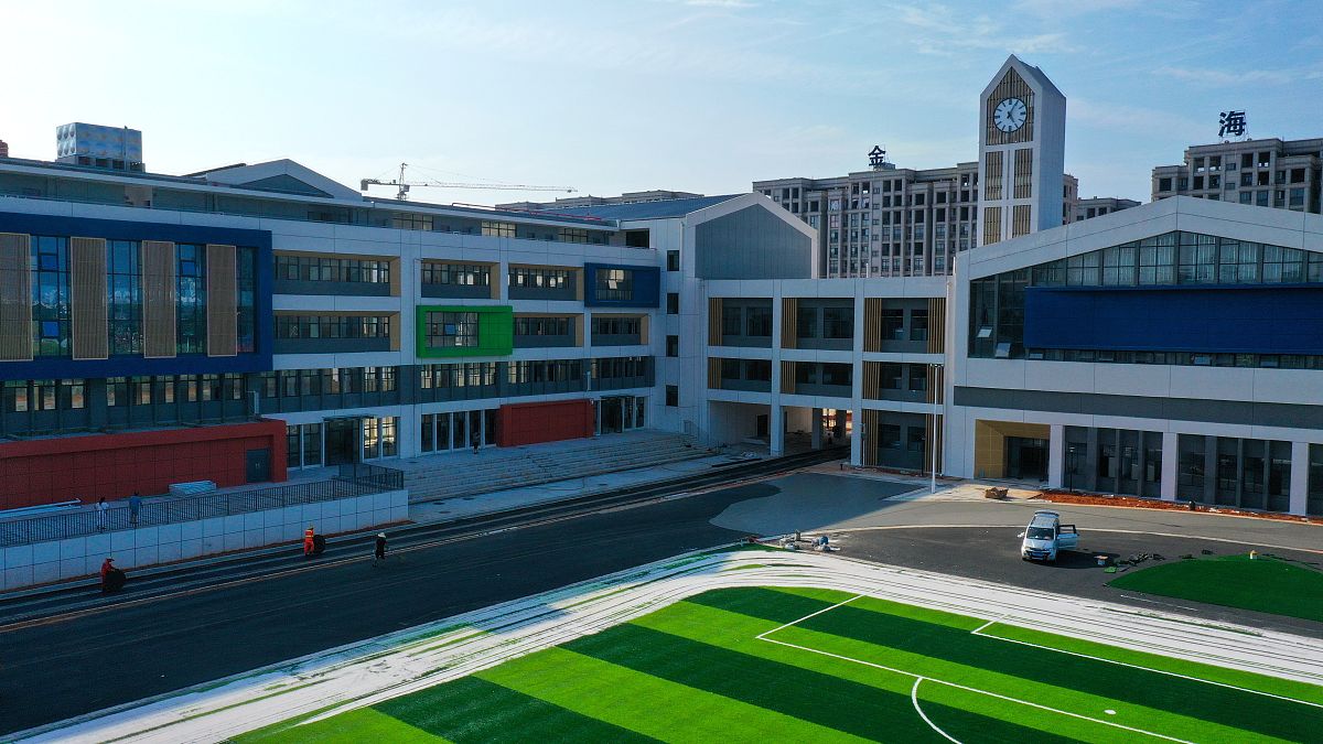 2021年8月20日,江西省吉安市吉水县城北学校,施工人员正在加紧最后的