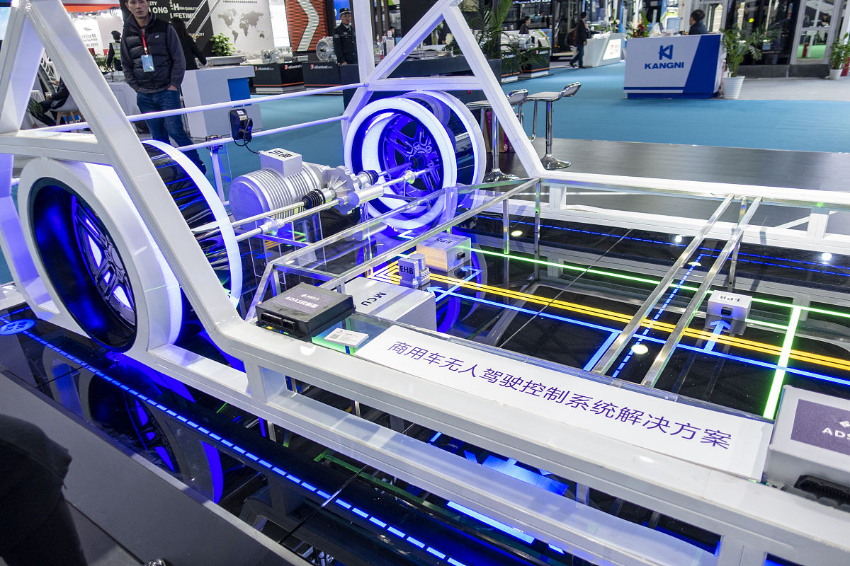 自动化小车在不规则草地沙地碎石坑洼上不越过两侧黑色边界线穿越复杂地形前往下一区域应具备的功能