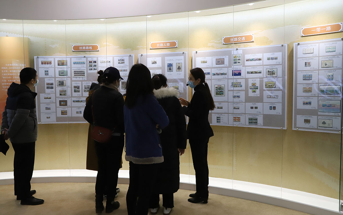 2020年11月27日,北京,观众在"邮票讲述'一带一路'故事"邮展现场参观.