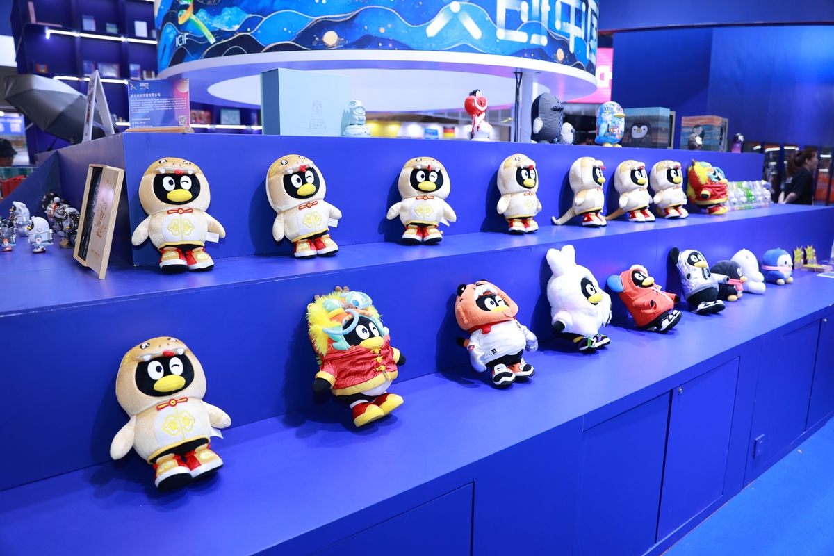 请将这段话改写通过调整语序、增减字数、替换同义词等方式避免与原文出现连续8个字相同的句子使这段话更加具有逻辑：冰墩墩IP要常青必须要利用好冰墩墩IP附带的魅力通过跨界、联名等方式保持IP的活力；同时要连接上下游产业链打造产业价值和文化价值统一的冰墩墩IP。