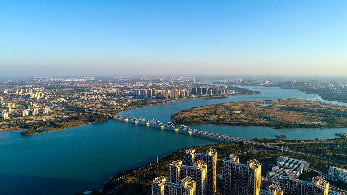 2019年12月7日,碧海蓝天下,高空远眺海口江东新区全貌,绝佳的地理位置
