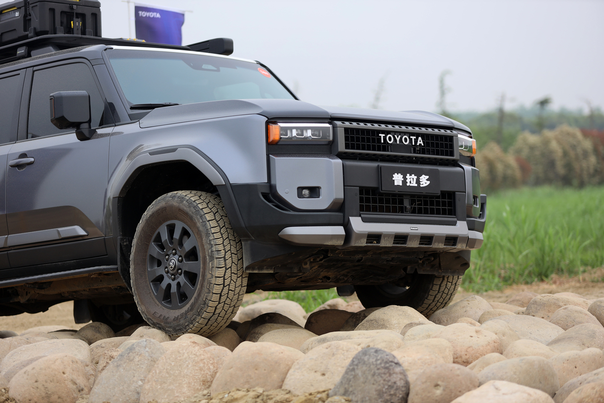 写一个时长1分20秒的以三句半形式描述硬派坦途皮卡的抖音短视频文案