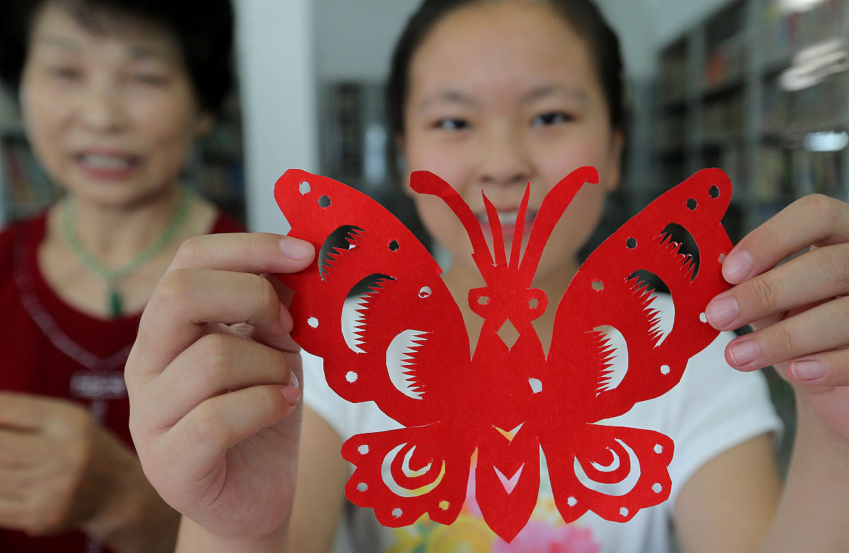 趣味剪纸中，幼儿创造力培养的国内和国外研究现状是什么？