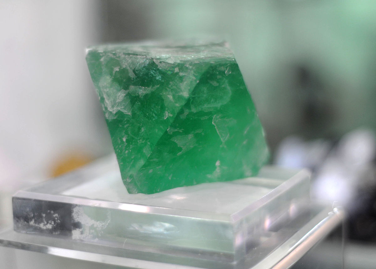 在孔雀绿玉玻璃中起着着作用的重铬酸钾用什么原料可以代代替