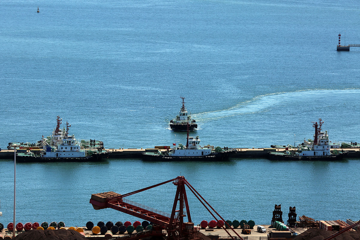2020年7月27日,山东省日照港,碧空如洗,白云如浪,一艘艘远洋巨轮或靠