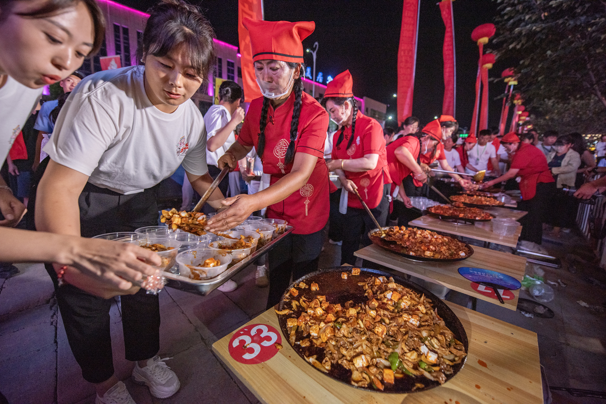 我们社会关系和淄博烧烤这个怎么联系、原因是什么联系跟大学生和社会关系这个的联系