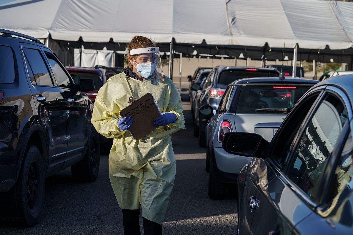 从不同视角对国内外疫情的发展、影响、防控等各方面进行分析