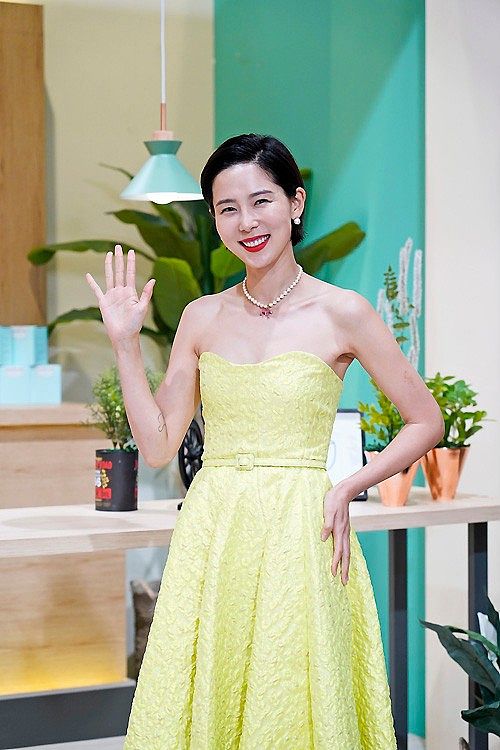女孩发这句话给我我始终相信这个浪漫的世界是值得我单身的 我要等的人不存在于过去 我承认我是个念旧的人 但我永远不想回头 我只想满世界的寻找自己 想要先过好属于自己的生活 才能往前看 我想要等一个心满意足满心欢喜 要是不是这样我宁可不要 勇敢去爱的勇气我只是我想要给对的人 有个属于我们的结果我该怎么回复