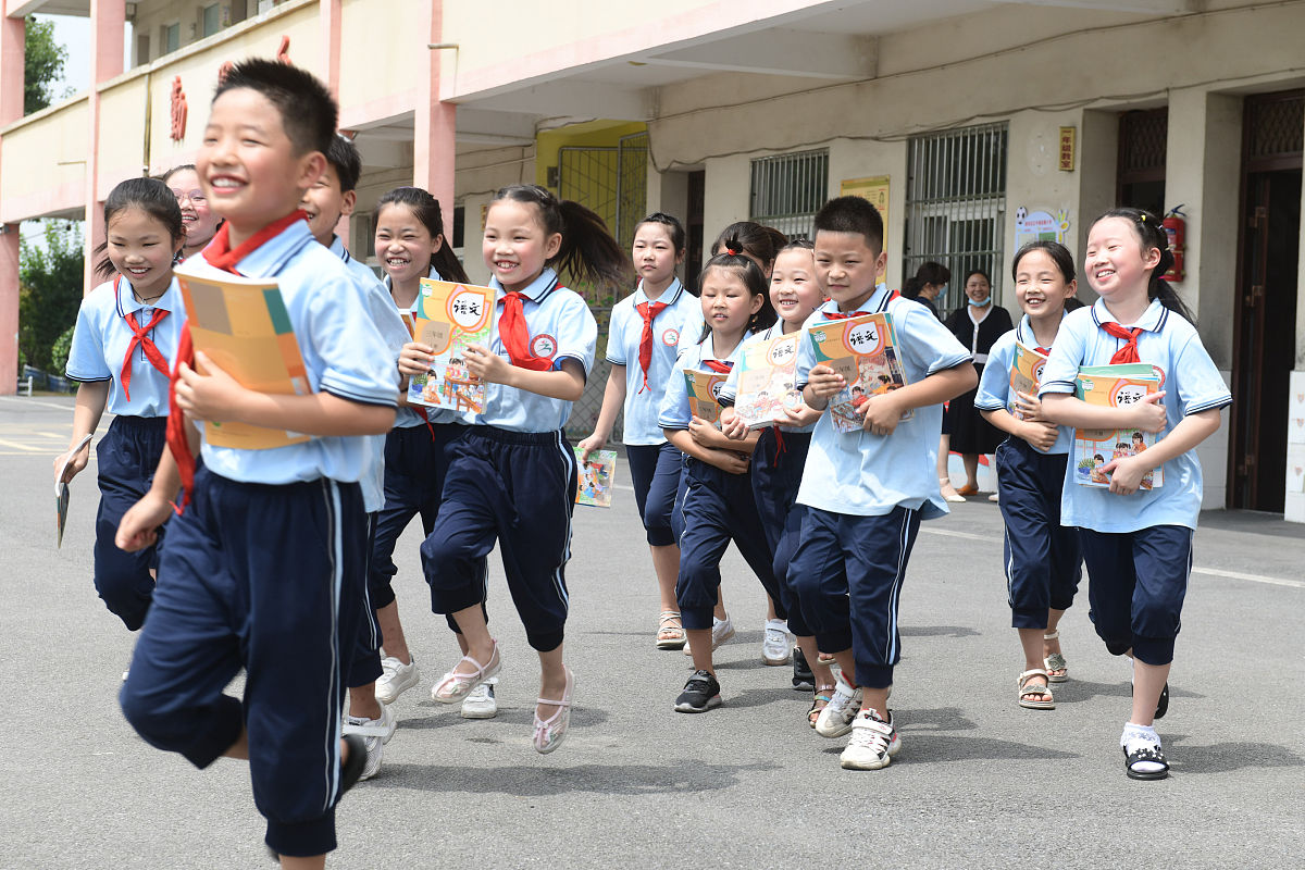 2021年8月30日,安徽省阜阳市颍东区正午镇吴寨小学小学生们到校开心地