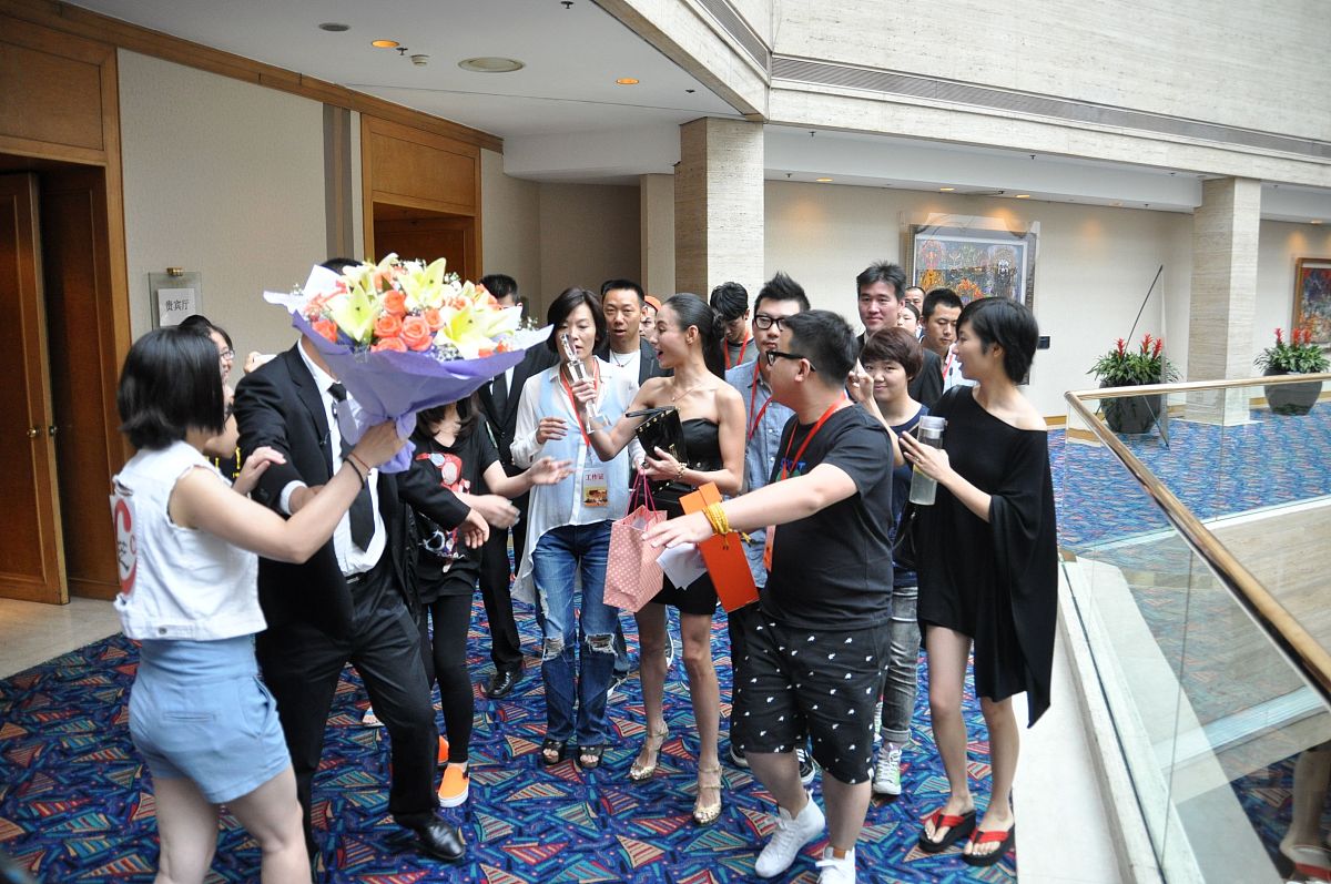 写一个公司今日聚餐的简短通知增进团队凝聚力