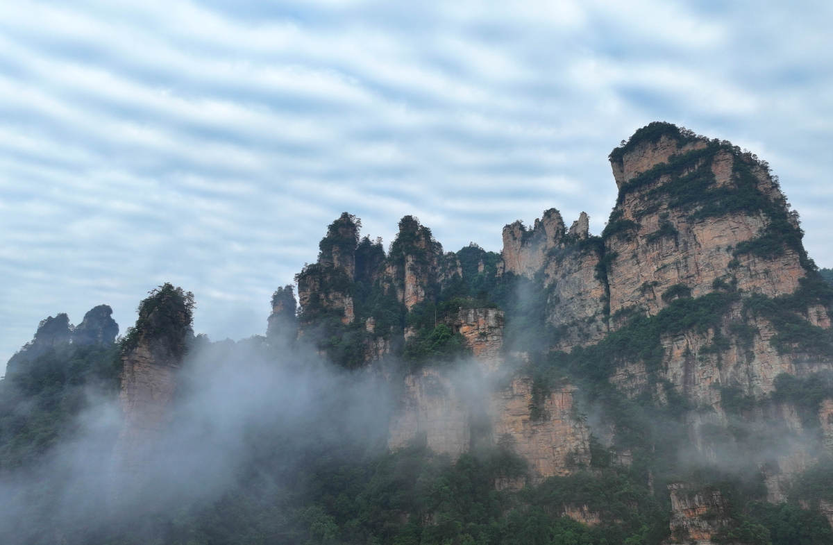 记得小时候,我就从电视里看到过张家界的风景,那时候的我,总是被