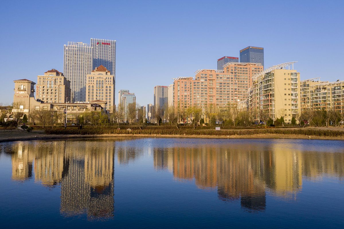 2020年3月19日早晨,山东青岛西海岸新区市民体育公园柳树吐翠,美丽的