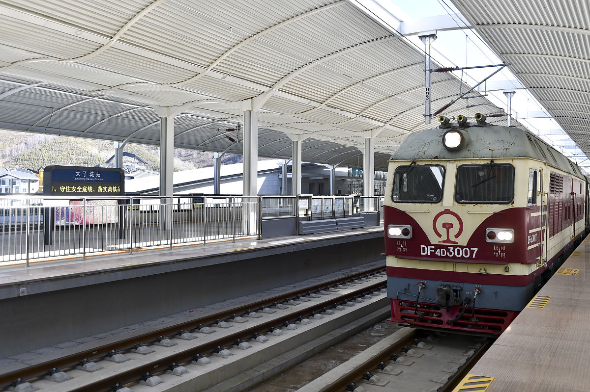 以下这段话用另一种方式表达：此计划要求的是拟编制的施工方案的最迟提供期限。方案先行、样板引路是保证工期和质量的法宝通过方案和样板制订出合理的工序有效的施工方法和质量控制标准。