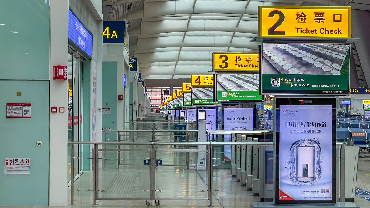 丹佛机场行李托运系统有以下问题问题顺序排序方式调整为需求、范围、人员、质量、进度、成本。把这些问题整理为一篇800字顺口的文章