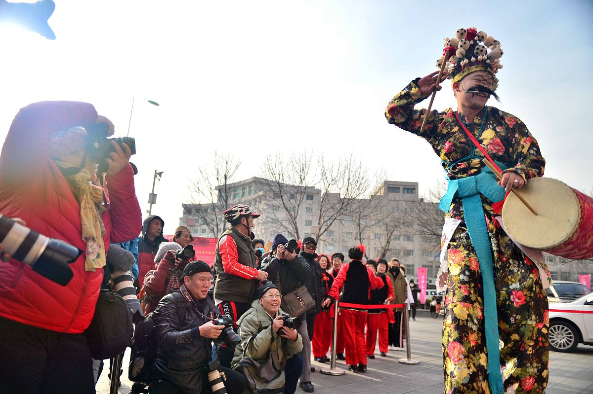沙湾飘色：新疆非物质文化遗产，展现维吾尔族传统手工艺