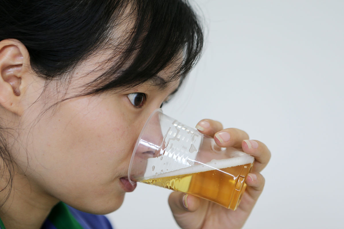 2019年5月22日,成都,唐耀华正在品评啤酒.(如若下载使用,请务必署名: