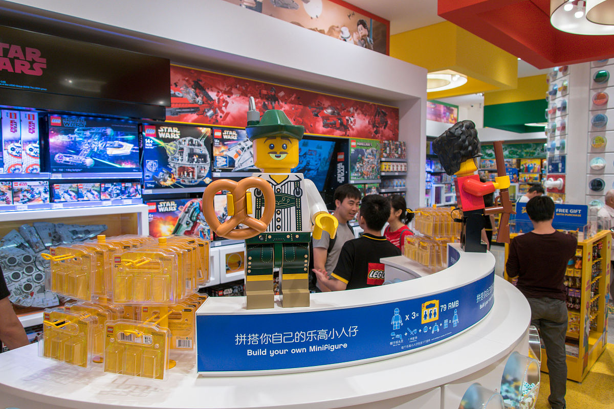 写一份关于优化上海乐高环贸店销售策略的论文15000字