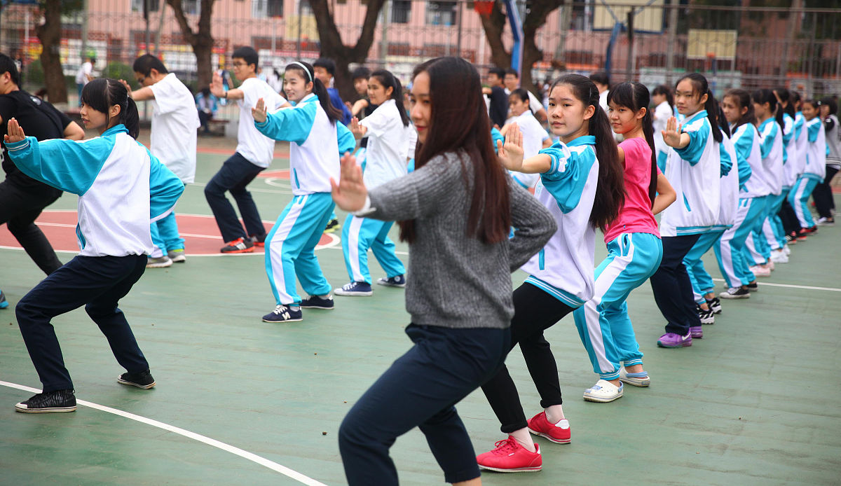 参加学校跳绳比赛的同学平均分成6个大组