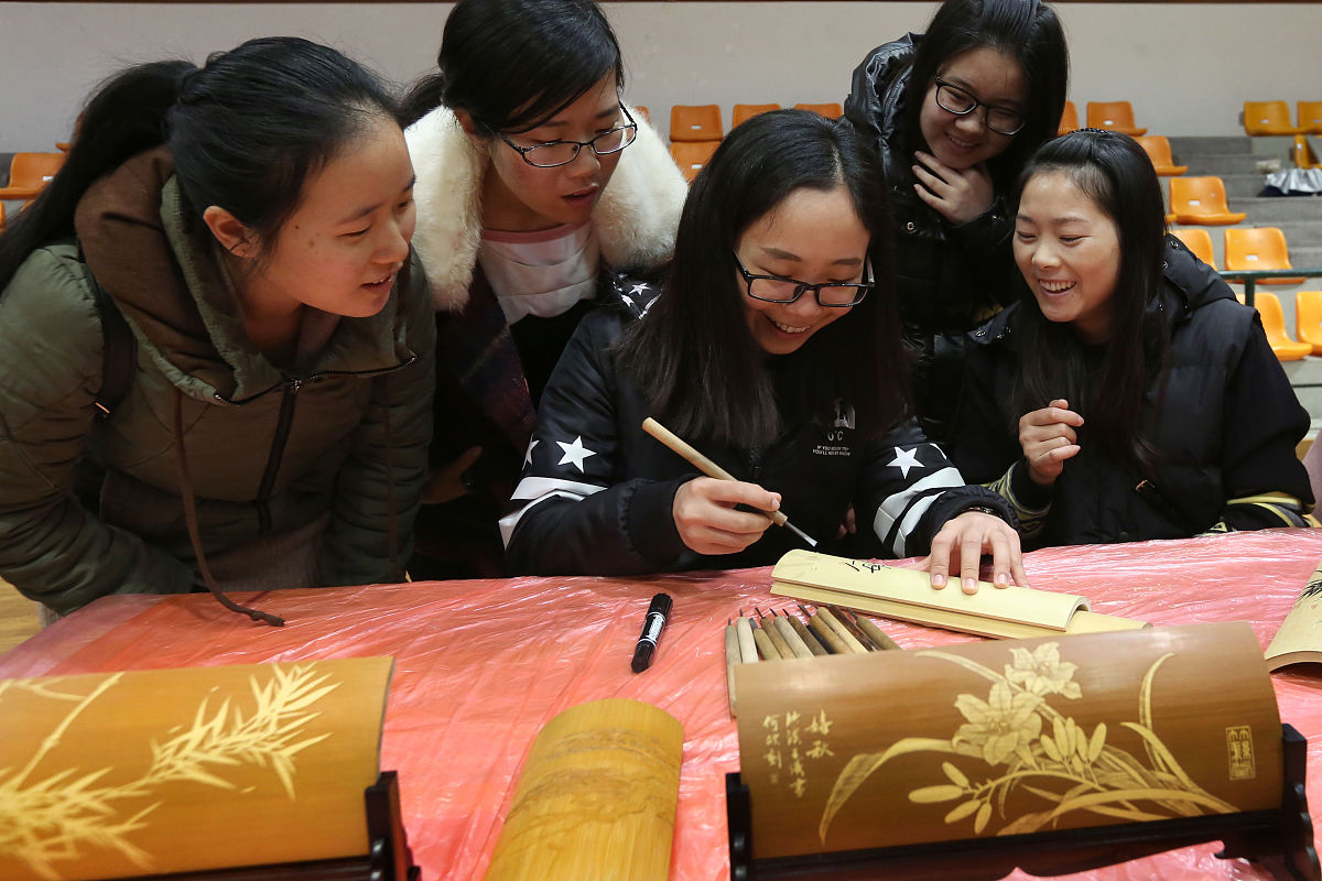 蓝小汐的日常：高中生群聊记录
