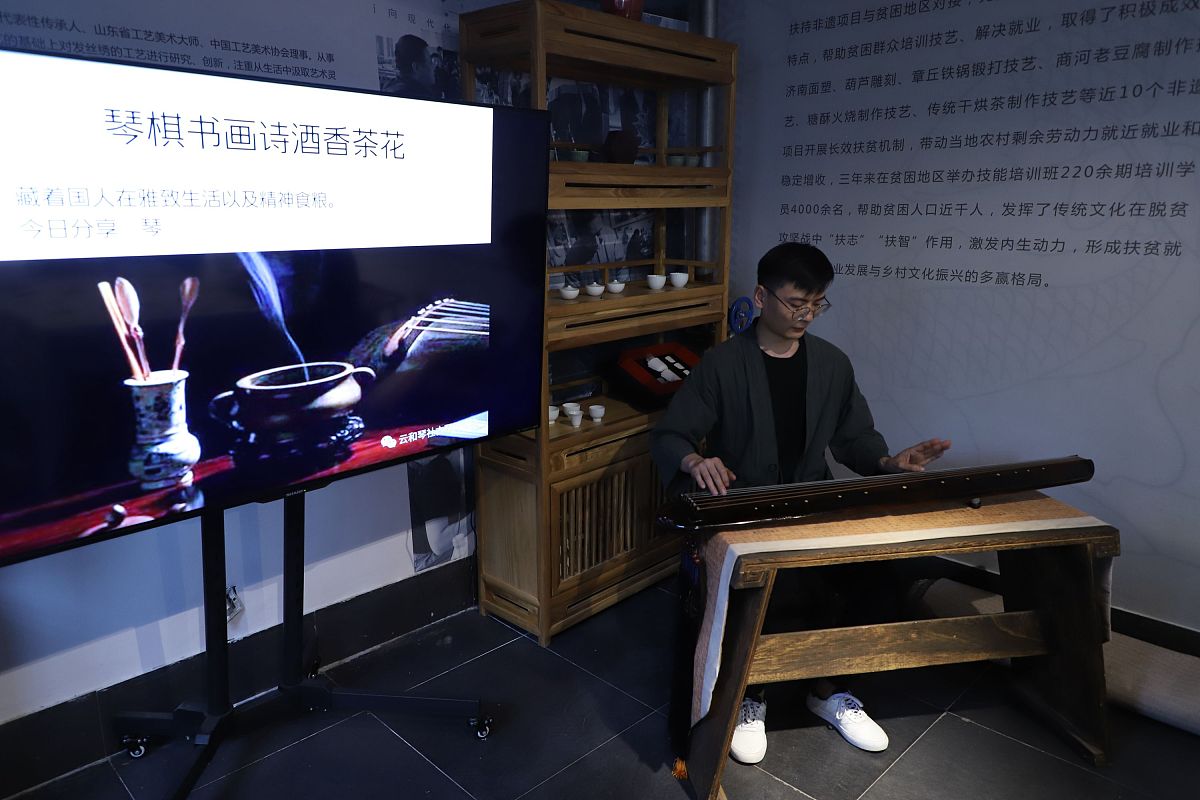 2020年5月2日,济南,一场小型"中华传统文化分享交流活动"在大明湖畔举