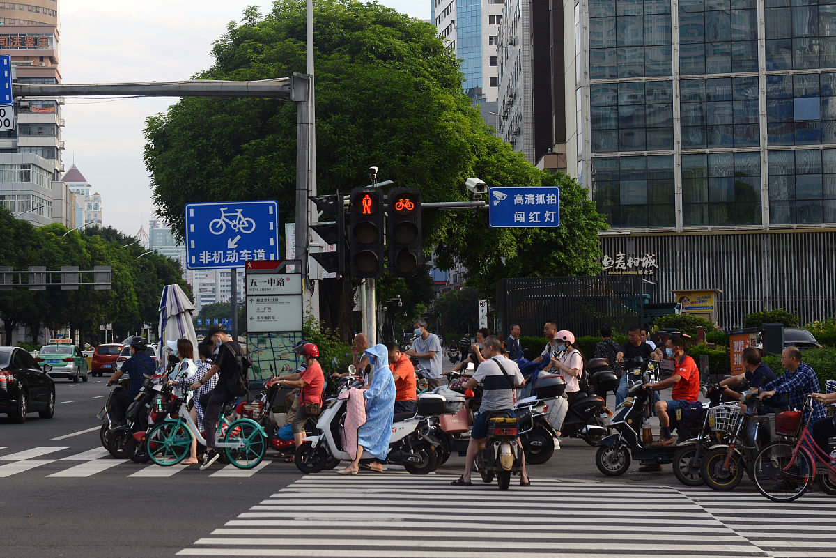 2021年8月3日,福州,多个人流量大的路口,悬挂"高清抓拍闯红灯"的提示.